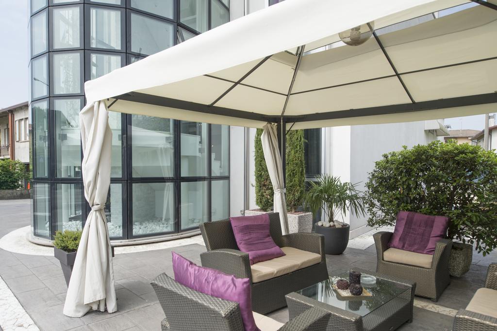 Hotel In - Lounge Room Cazzago  Exterior photo